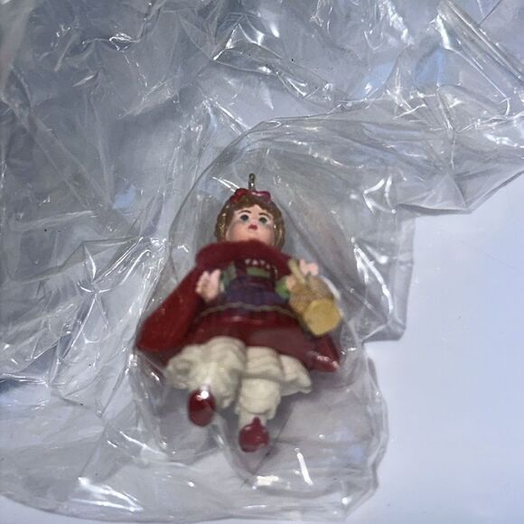 Vintage new in box 2004 Hallmark Classic Red Riding Hood Miniature ornament - Picture 3 of 6